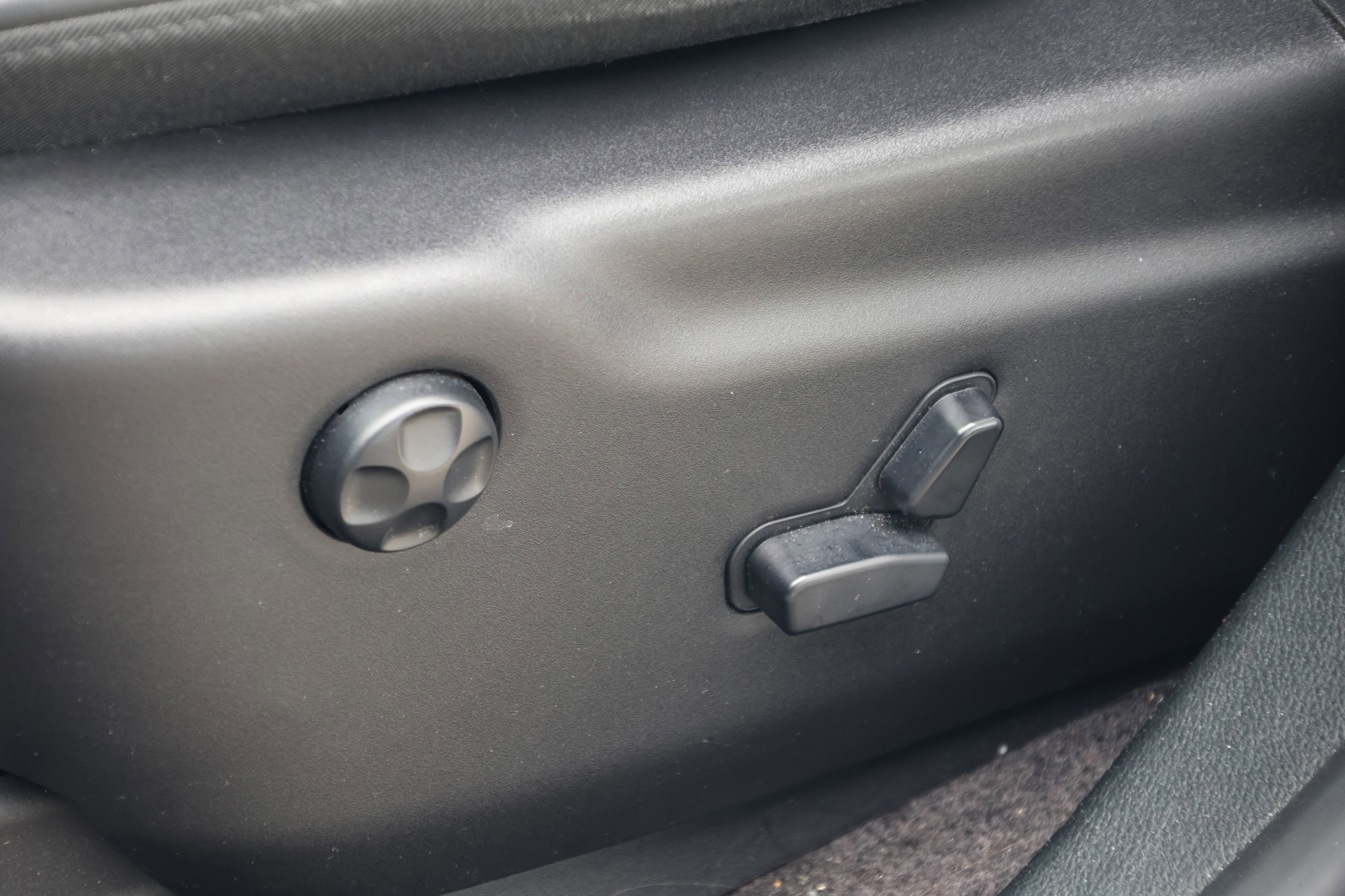 Used 2018 Jeep Grand Cherokee Altitude RWD image 29