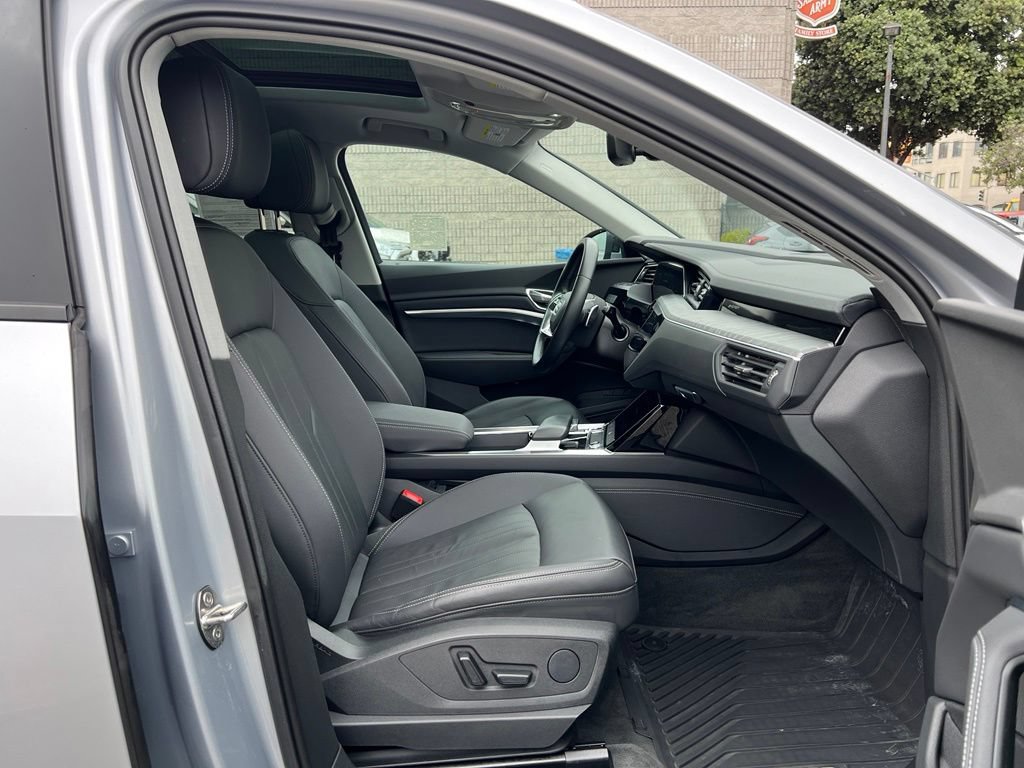 Used 2022 Audi e-tron Premium AWD/4WD image 21