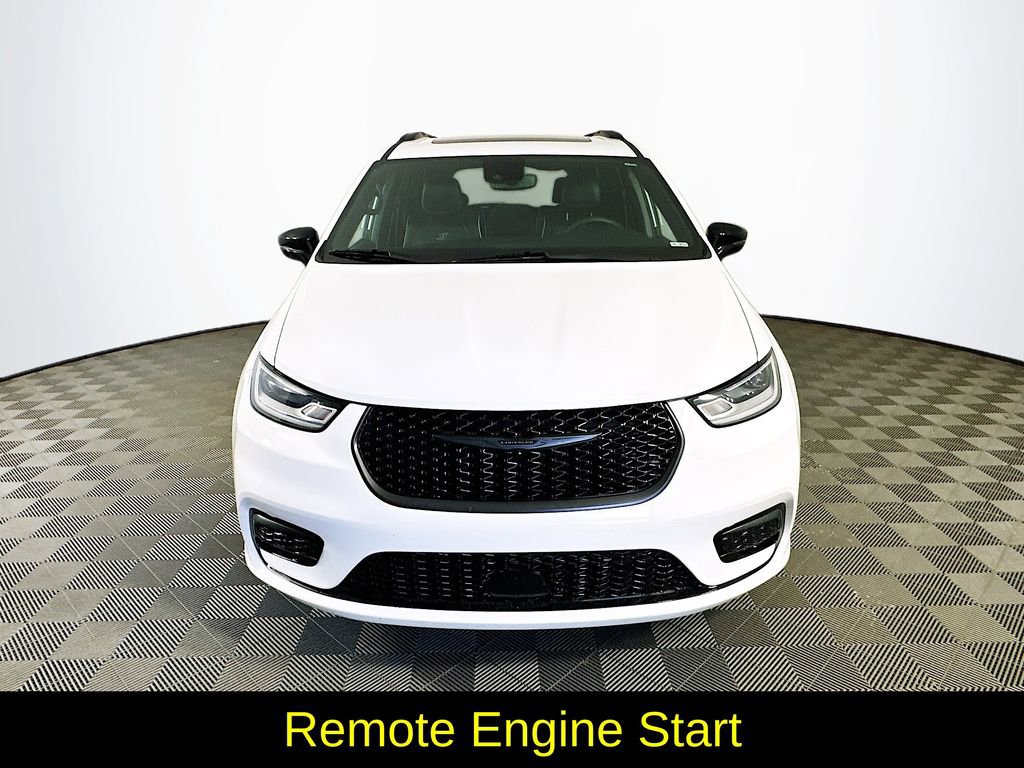 Used 2023 Chrysler Pacifica Limited w/ Uconnect Theater Family Group image 4