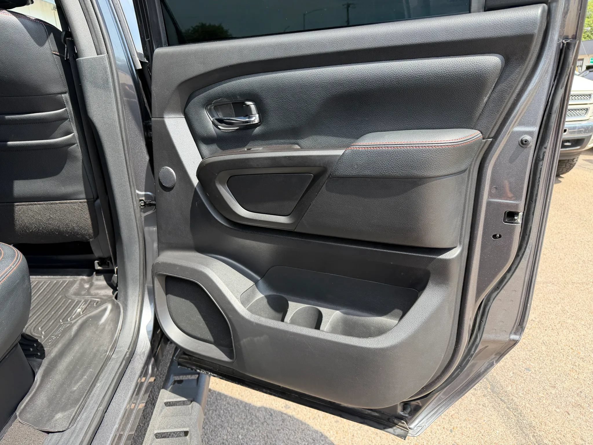 Used 2020 Nissan Titan PRO-4X w/ Pro-4x Convenience Package AWD/4WD image 11