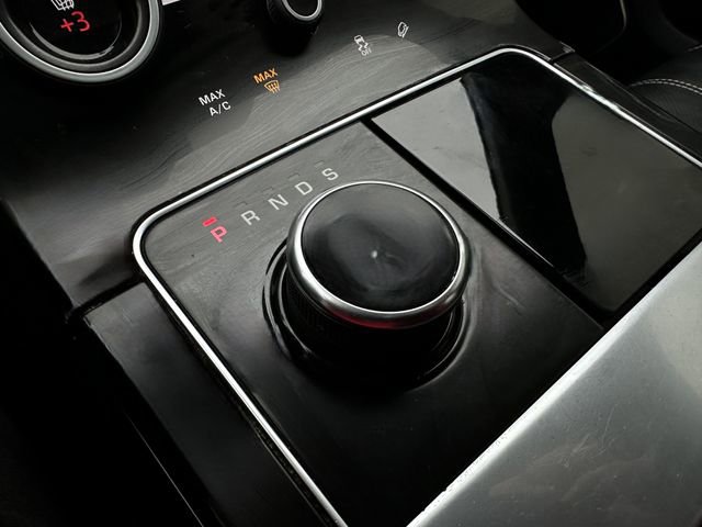 Used 2018 Land Rover Range Rover Velar R-Dynamic SE image 32