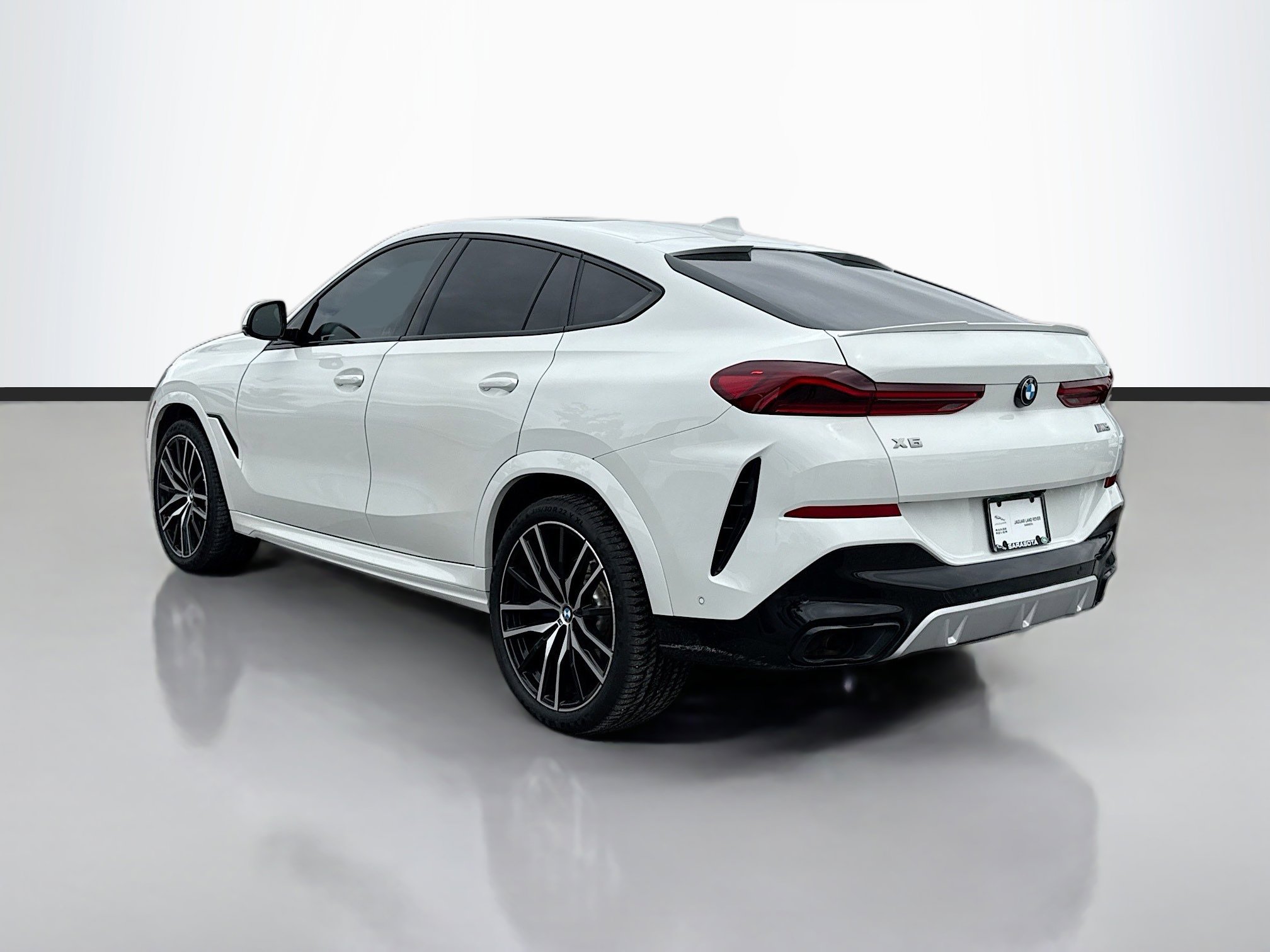 Used 2022 BMW X6 M50i w/ Parking Assistance Package AWD/4WD image 3