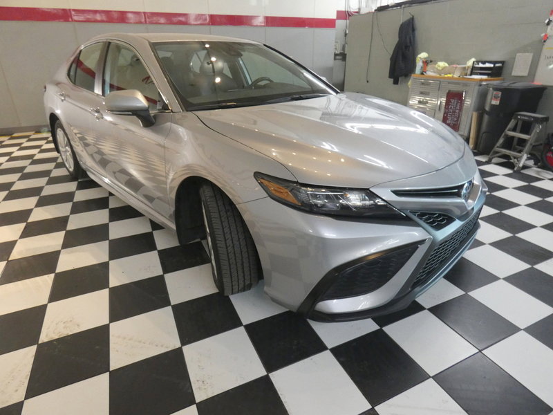 Used 2024 Toyota Camry SE image 3