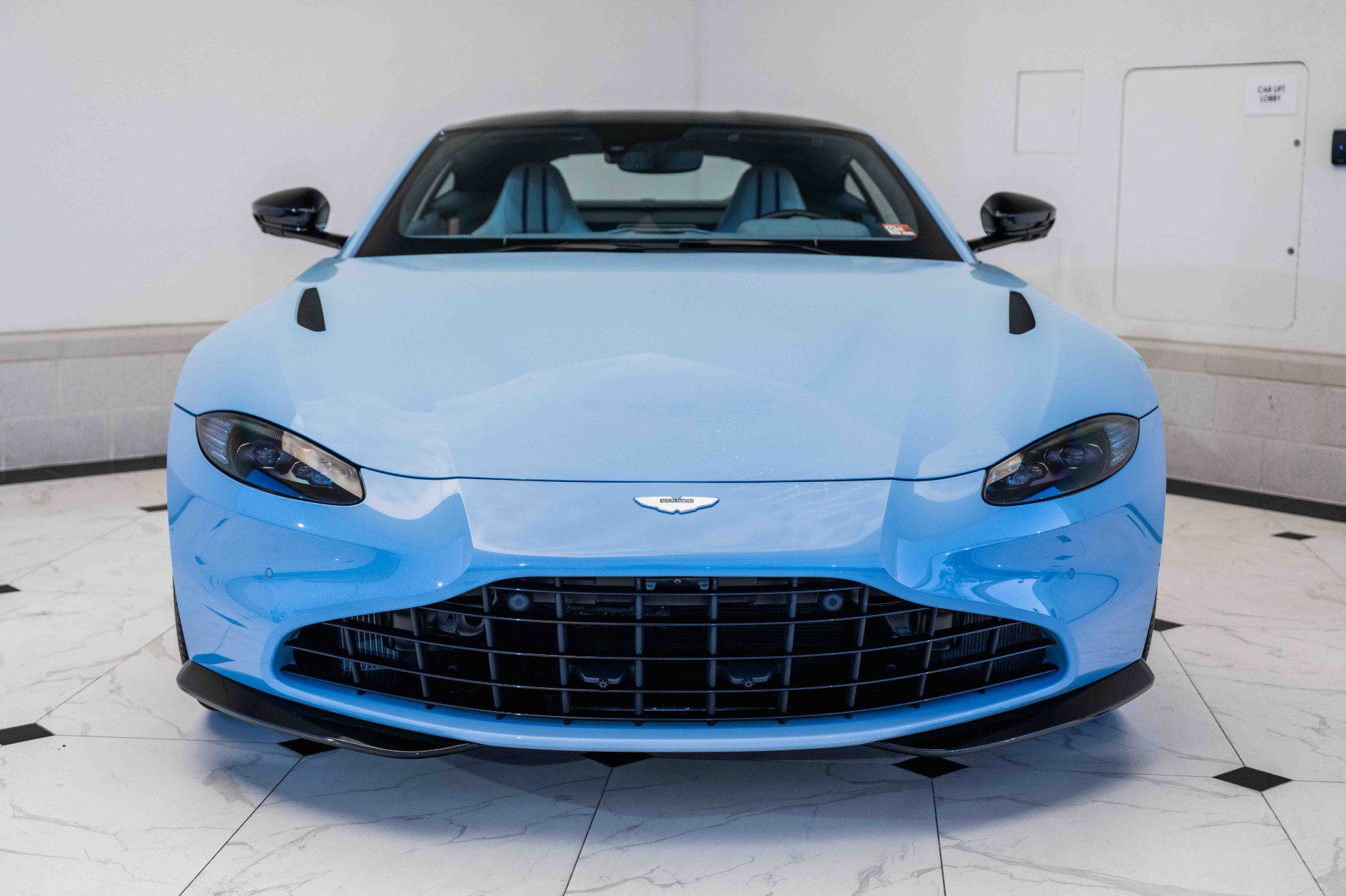 Used 2023 Aston Martin V8 Vantage Coupe RWD image 7