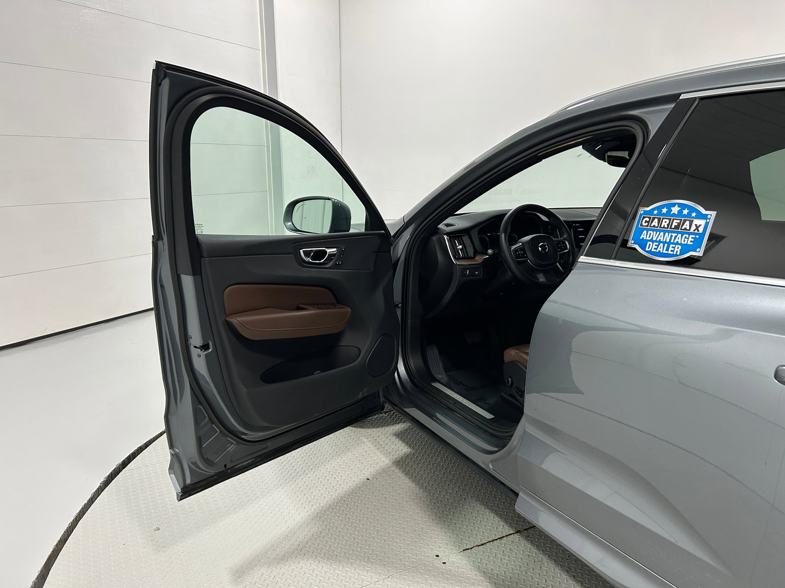 Used 2021 Volvo XC60 T5 Momentum w/ Premium Package image 22