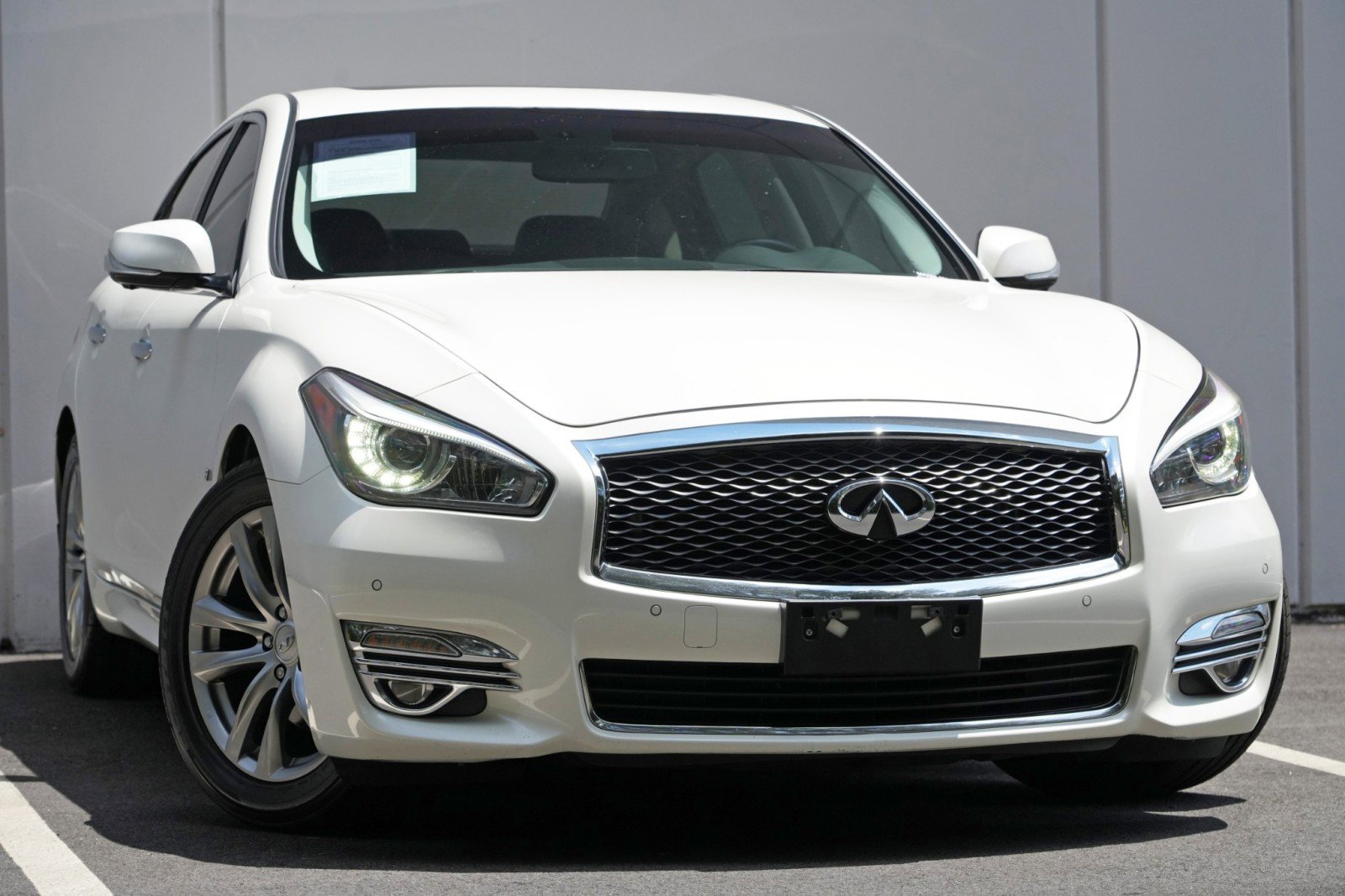Used 2019 INFINITI Q70 Luxe RWD image 2