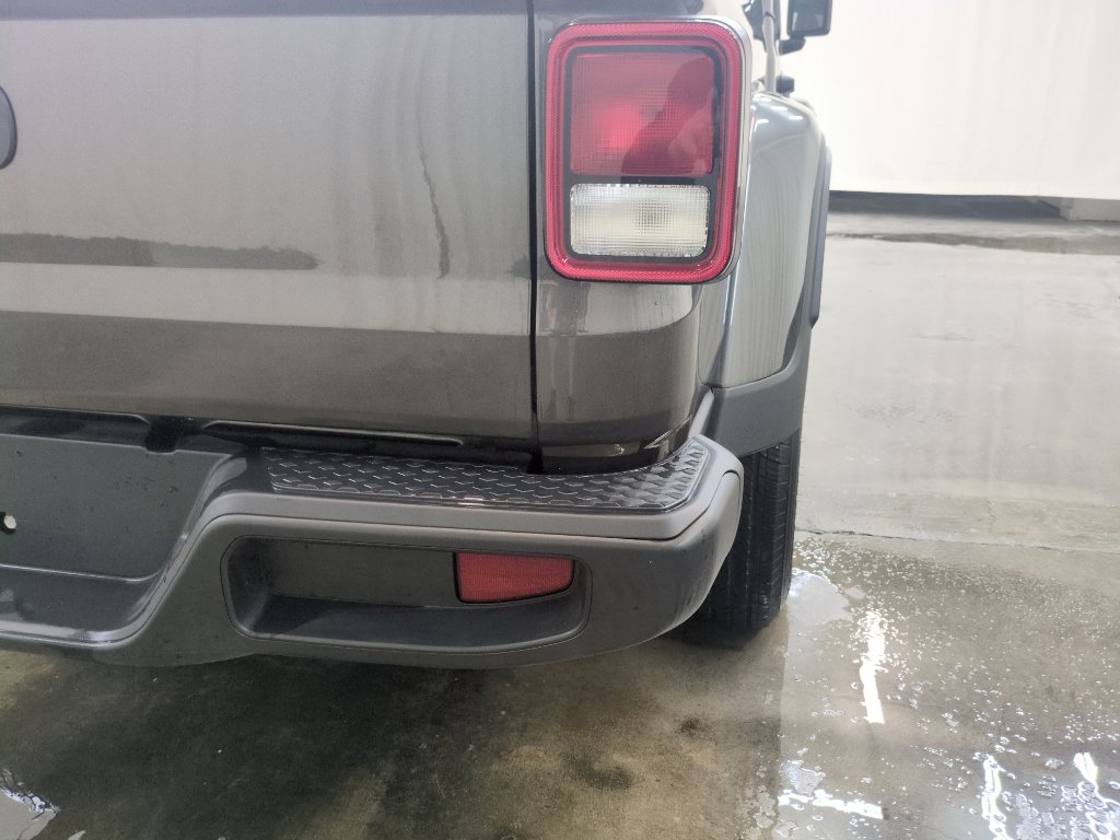 Used 2025 Jeep Gladiator Sport image 9