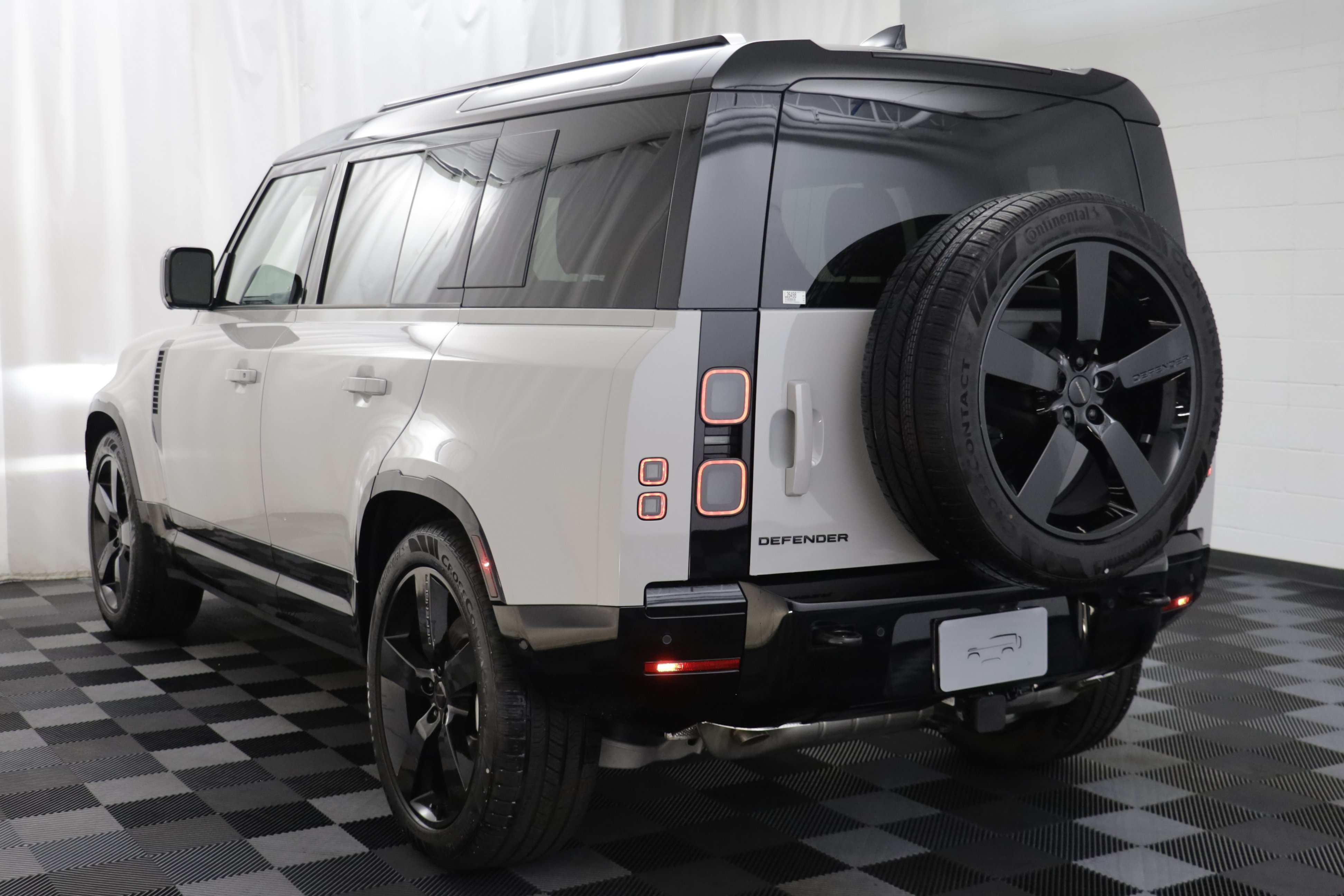 New 2026 Land Rover Defender 110 X-Dynamic SE AWD/4WD image 16