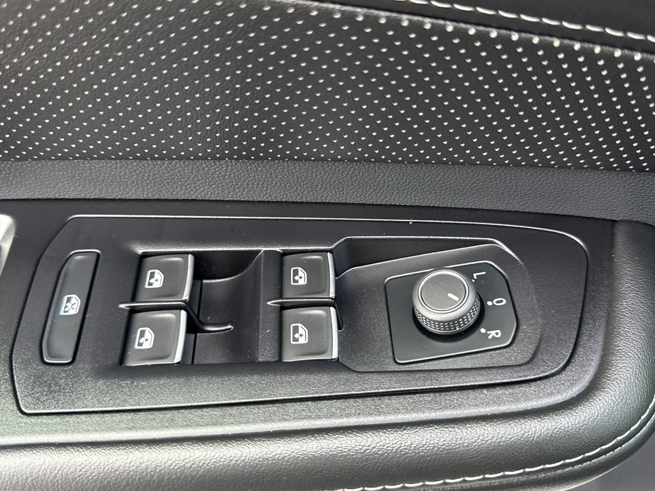 Used 2024 Volkswagen Atlas SE AWD/4WD image 17