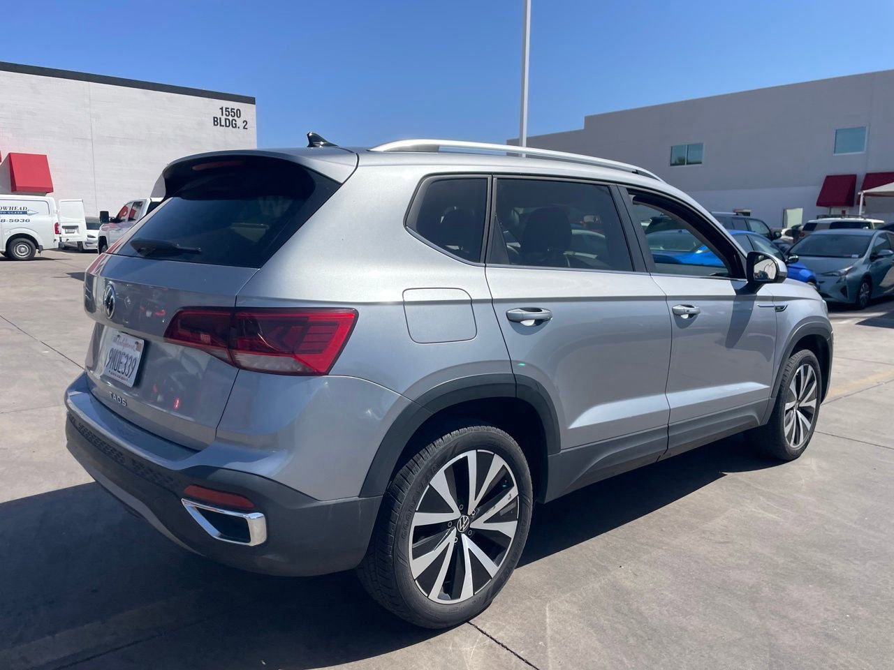 Used 2024 Volkswagen Taos SE FWD image 2