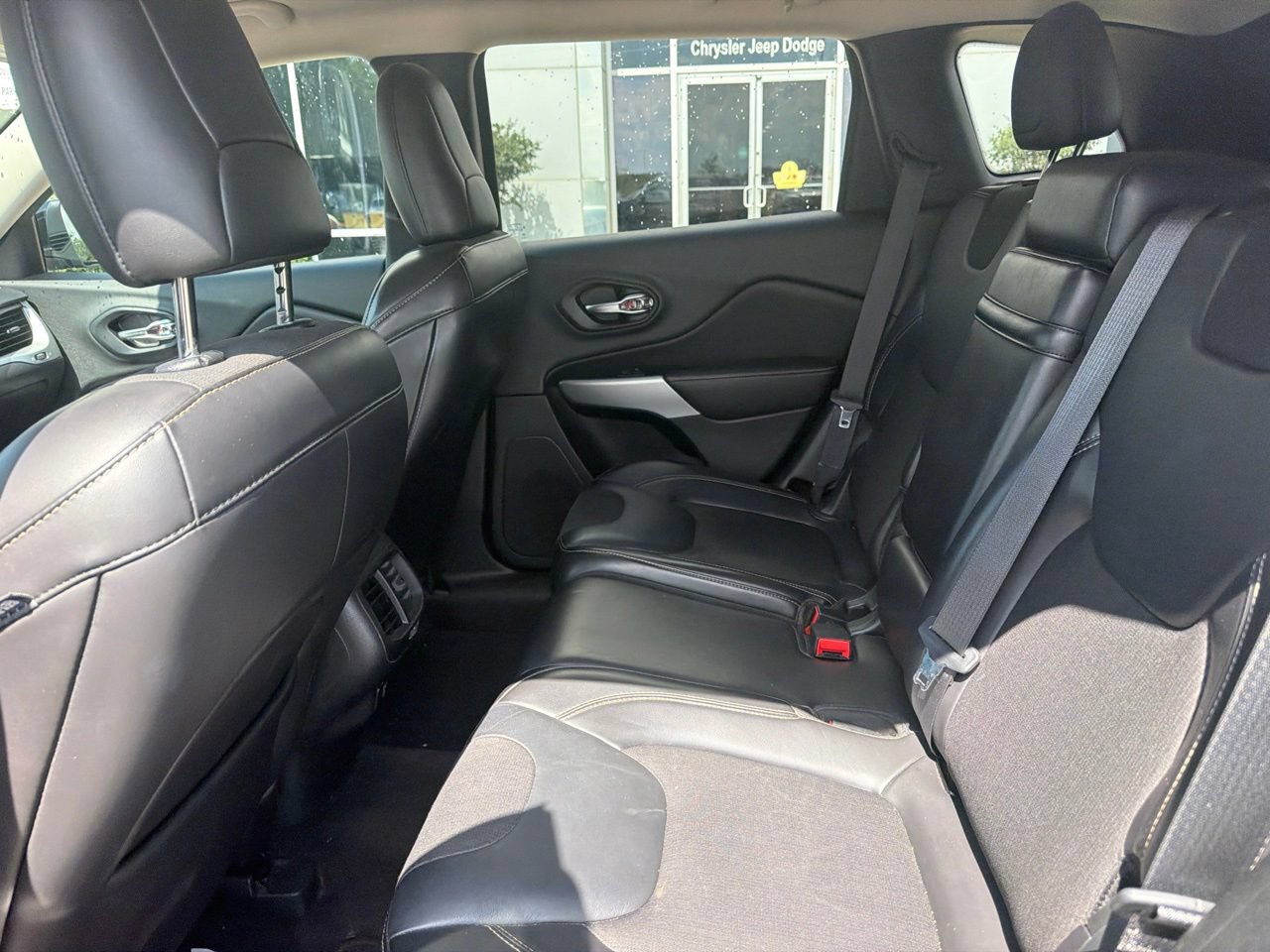 Used 2018 Jeep Cherokee Latitude Plus AWD/4WD image 20