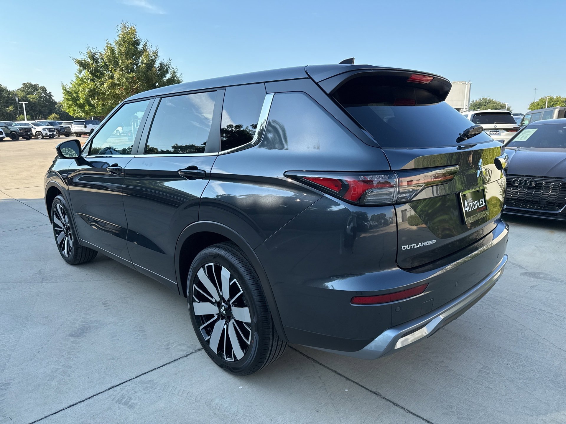 New 2025 Mitsubishi Outlander SE image 3