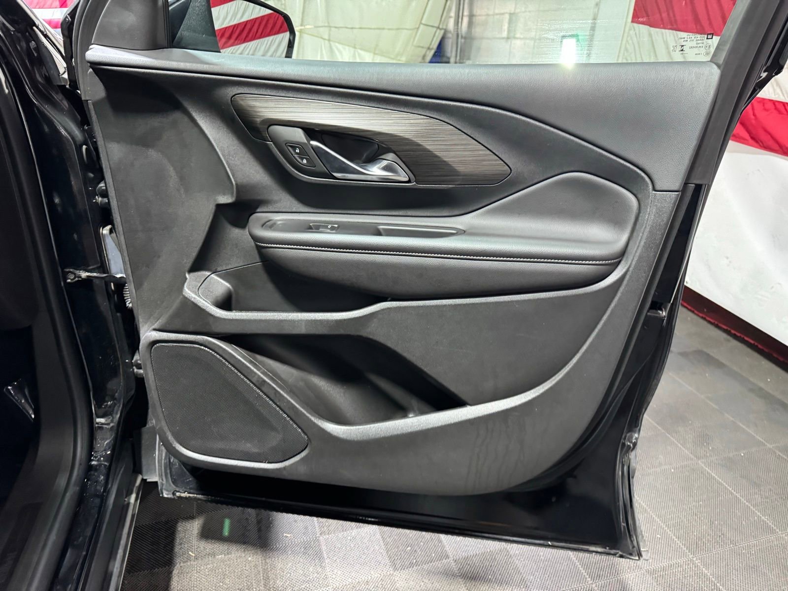 Used 2023 GMC Terrain SLT image 13