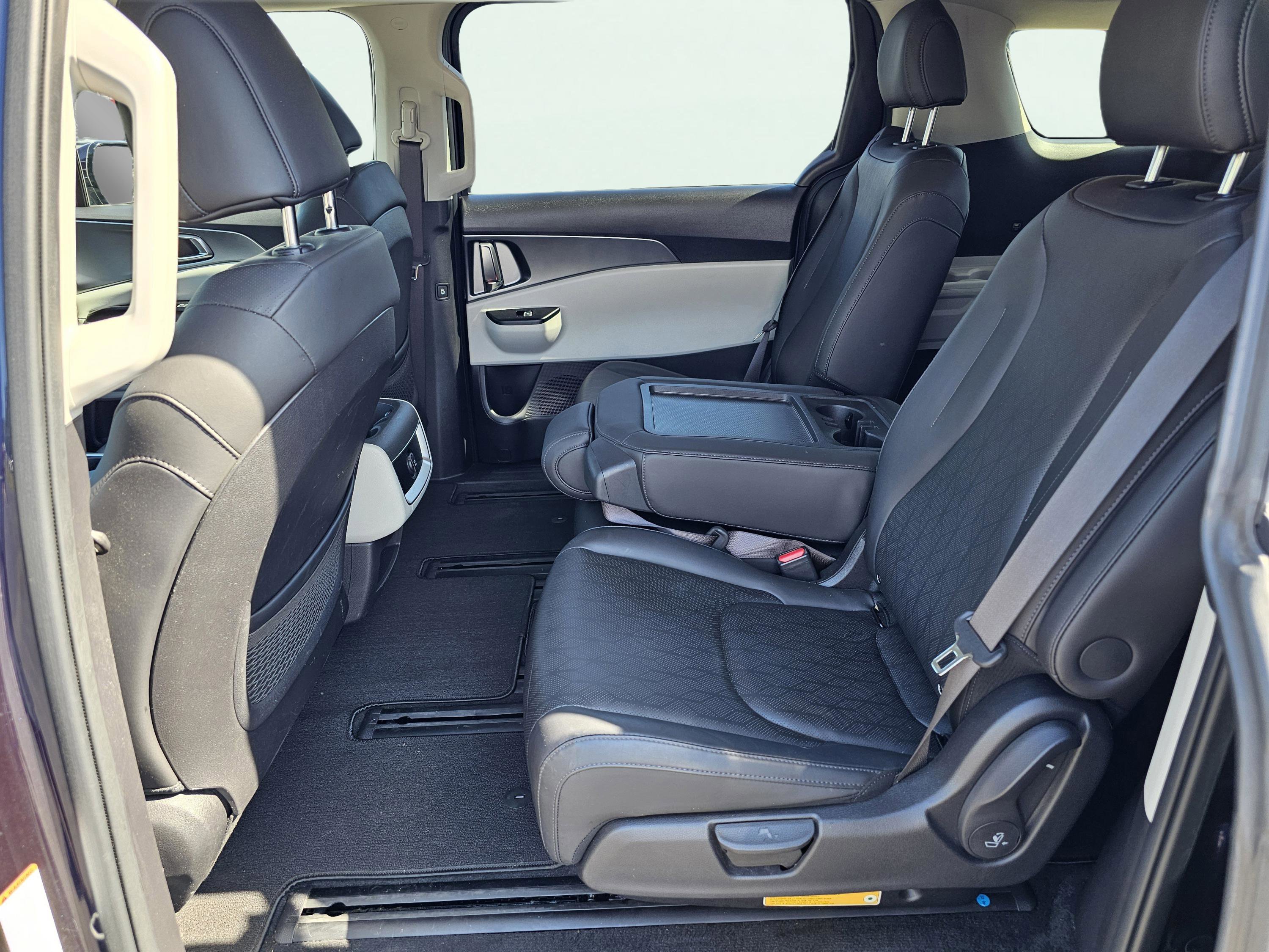 Used 2023 Kia Carnival LX image 31