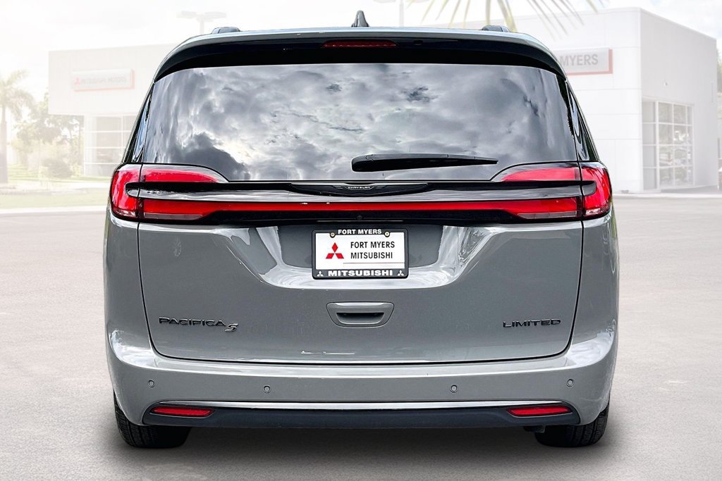Used 2025 Chrysler Pacifica Limited FWD image 17