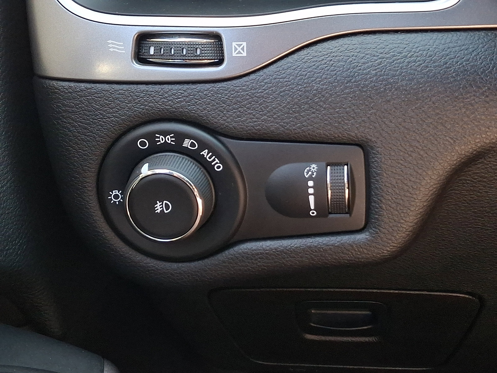 Used 2019 Jeep Cherokee Latitude w/ Popular Appearance Group AWD/4WD image 22