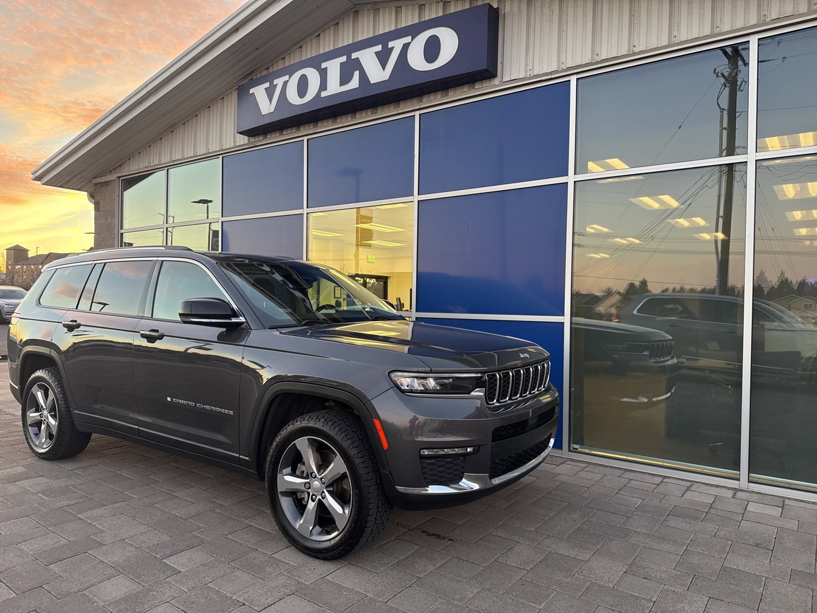 Used 2021 Jeep Grand Cherokee L Limited image 1