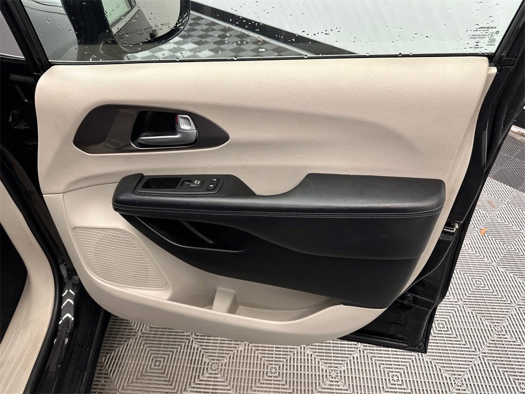 Used 2017 Chrysler Pacifica Limited w/ UConnect Theater Package image 16