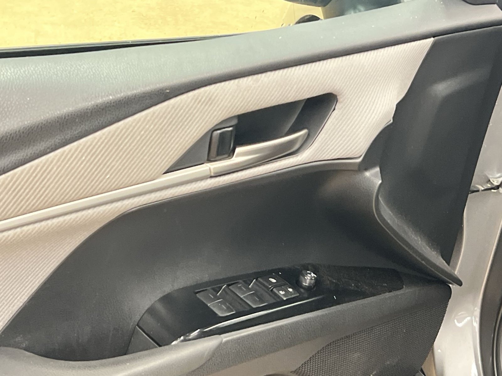 Used 2025 Toyota Camry SE w/ Convenience Package FWD image 14