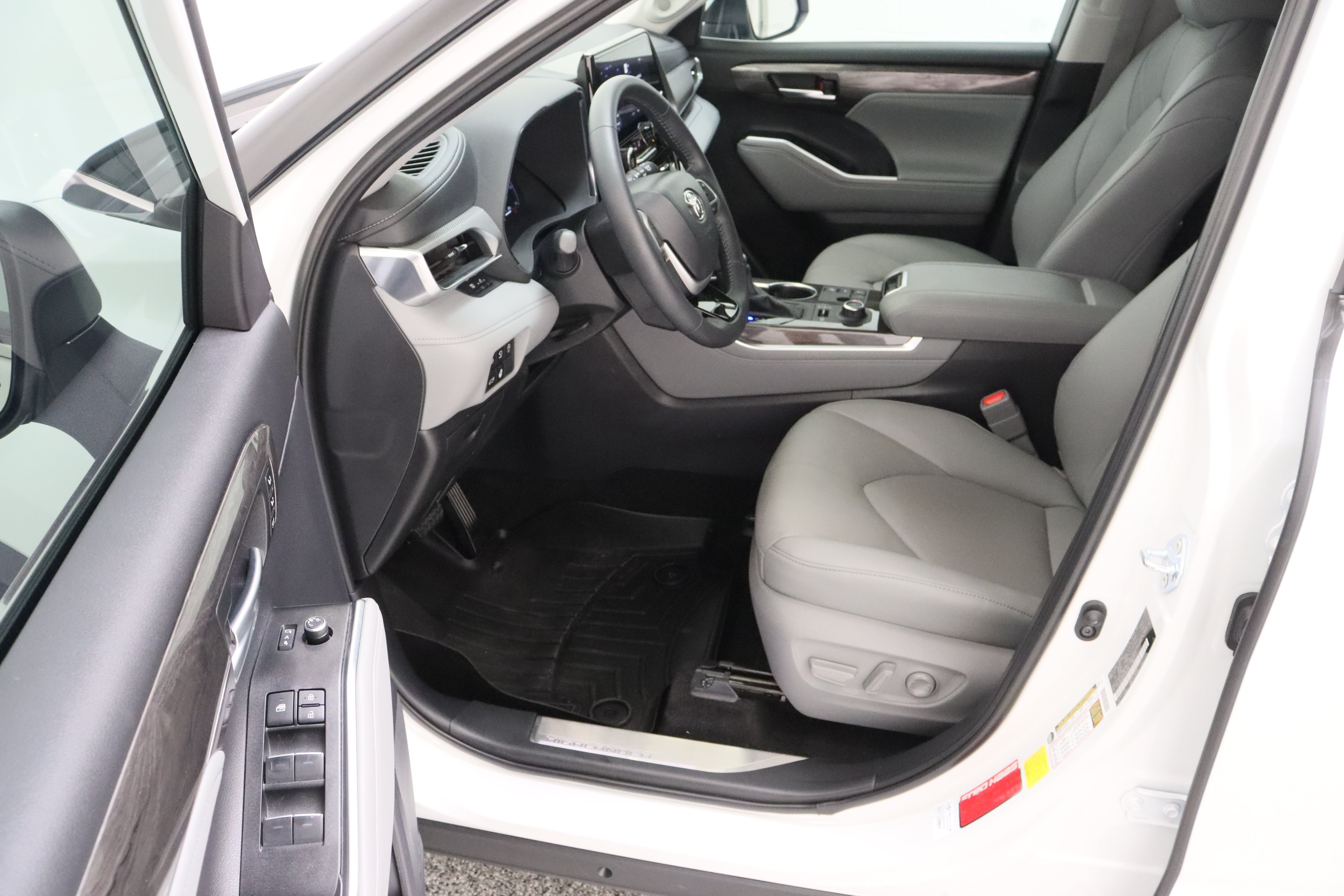 Certified 2026 Toyota Highlander Platinum AWD/4WD image 14