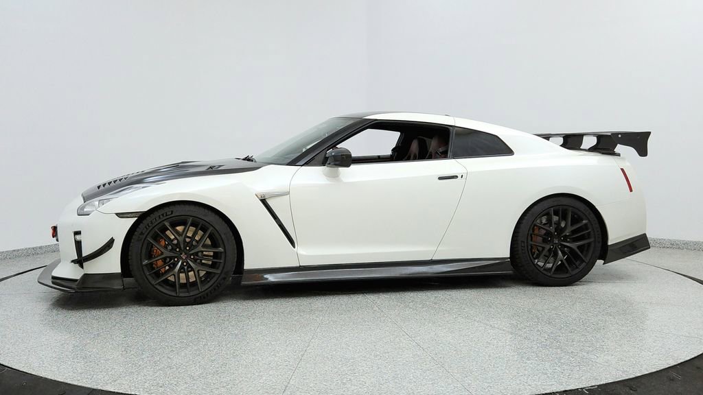 Used 2017 Nissan GT-R Premium w/ Premium Interior Package image 2