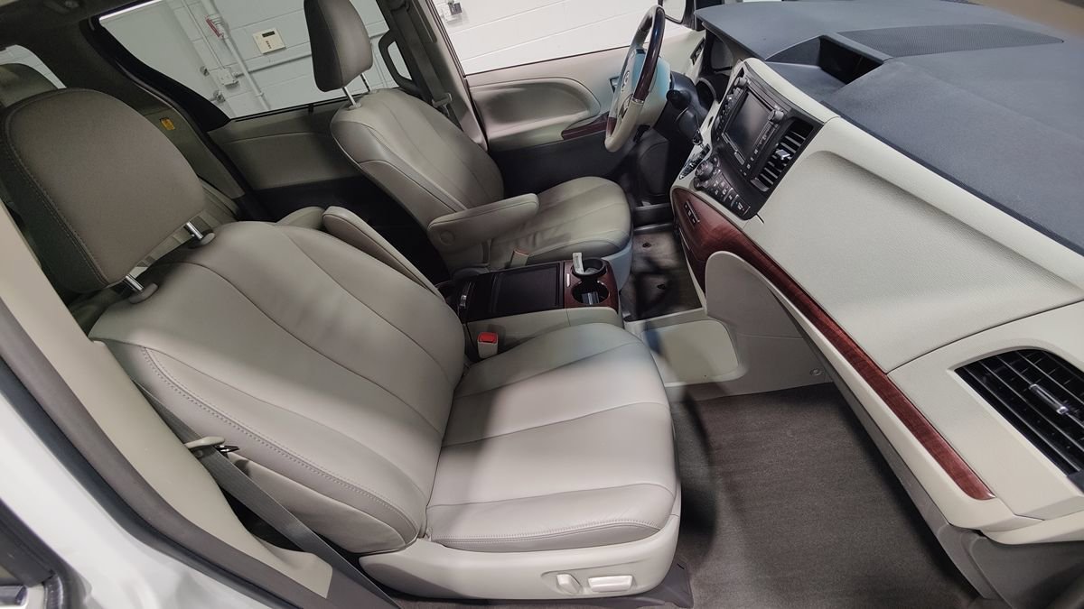 Used 2013 Toyota Sienna Limited w/ Premium Pkg image 12