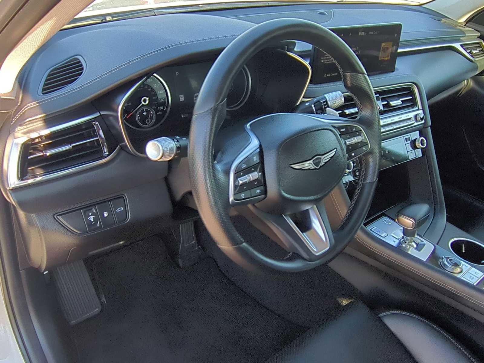 Used 2025 Genesis G70 2.5T image 10