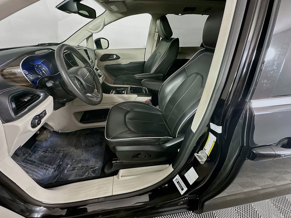 Certified 2024 Chrysler Pacifica Limited image 32