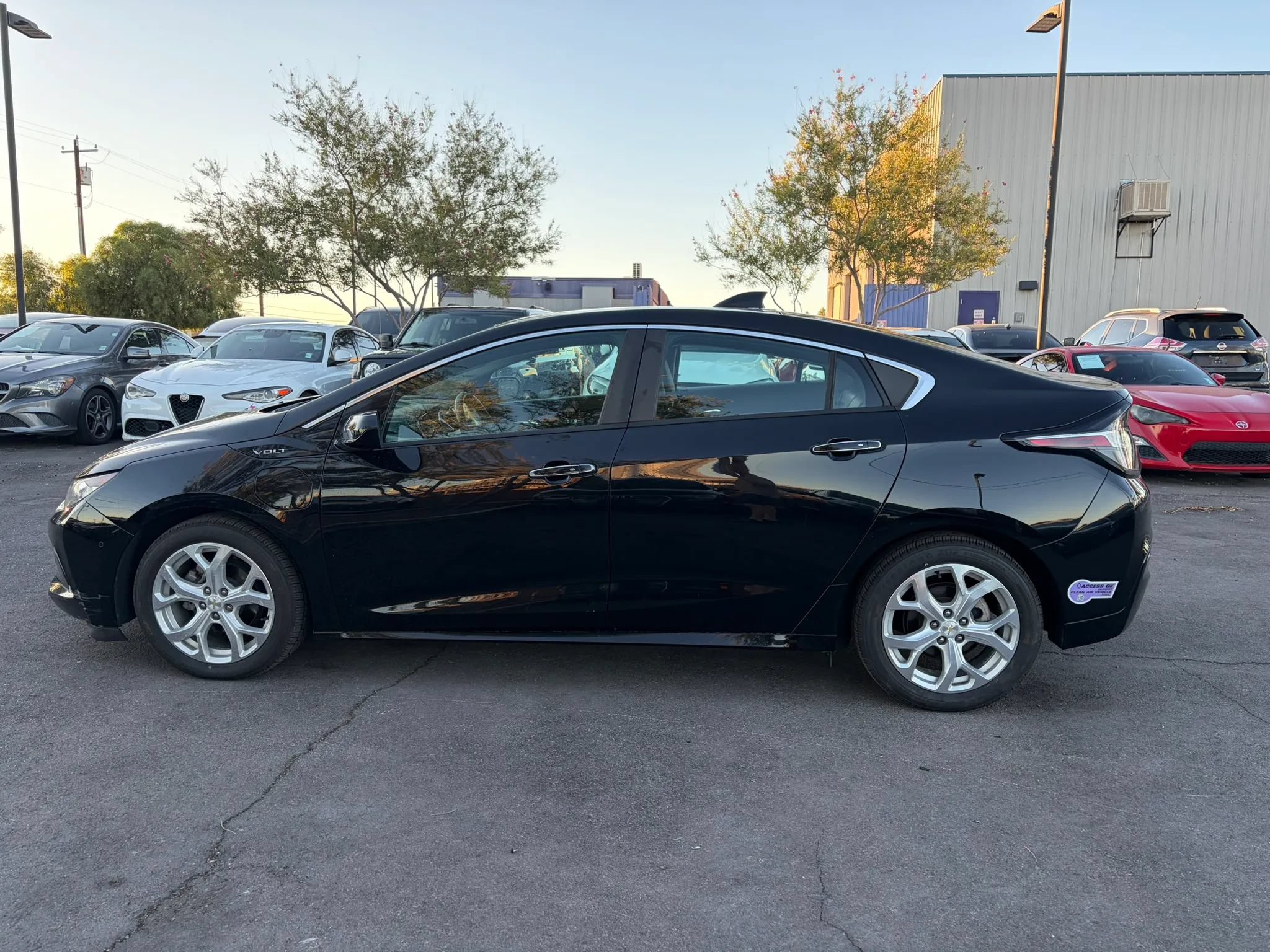 Used 2017 Chevrolet Volt Premier w/ Driver Confidence II Package FWD image 8
