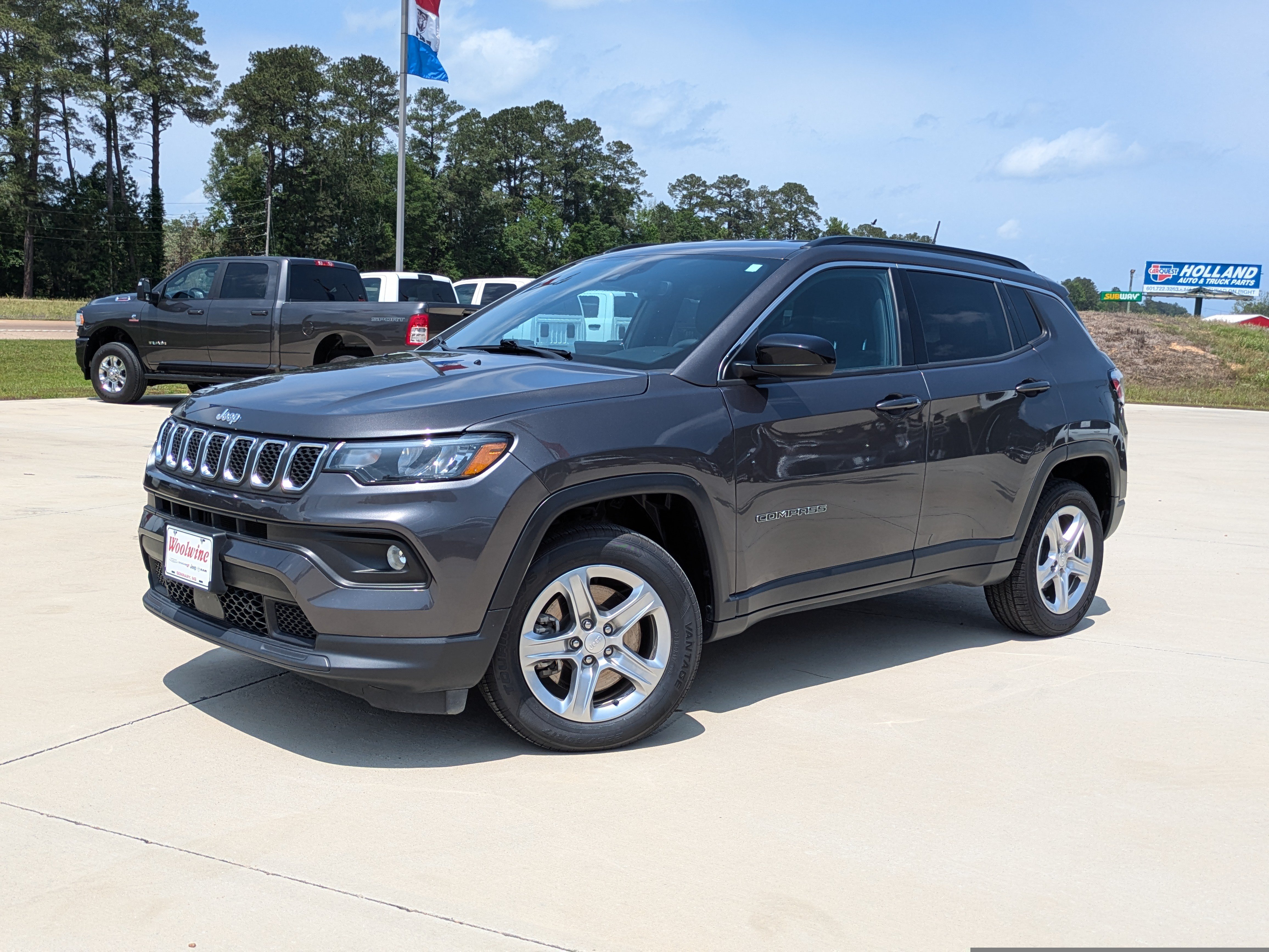 Used 2024 Jeep Compass Latitude AWD/4WD image 4