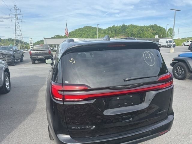 Used 2025 Chrysler Pacifica Limited FWD image 26