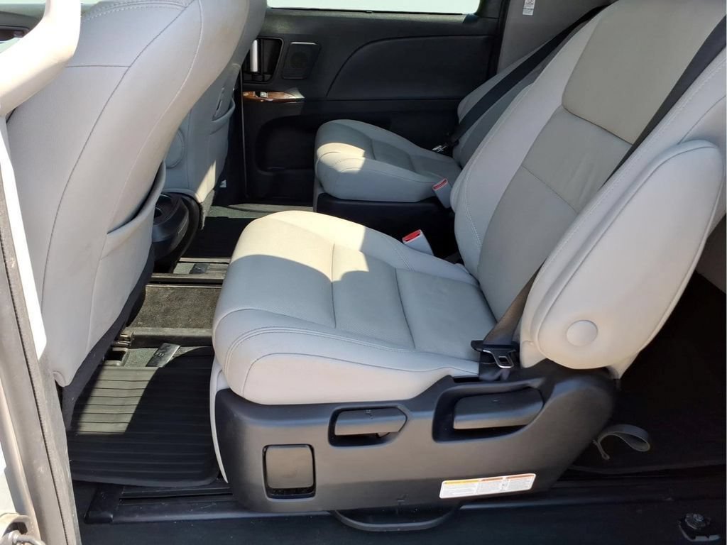 Used 2020 Toyota Sienna Limited Premium FWD image 12