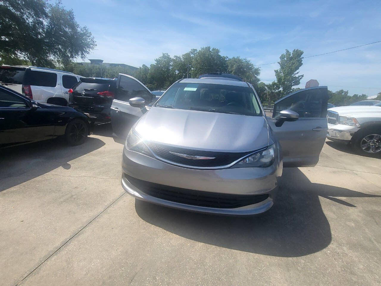 Used 2017 Chrysler Pacifica Touring w/ Tire & Wheel Group FWD image 89