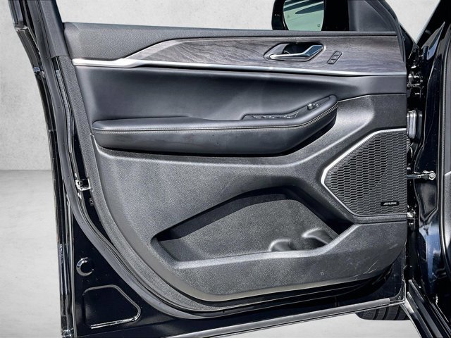 Used 2024 Jeep Grand Cherokee Limited w/ Black Appearance Package image 18