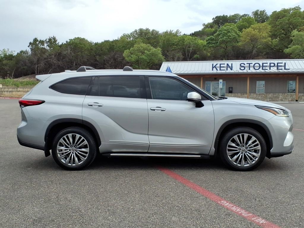 Used 2021 Toyota Highlander Platinum image 2