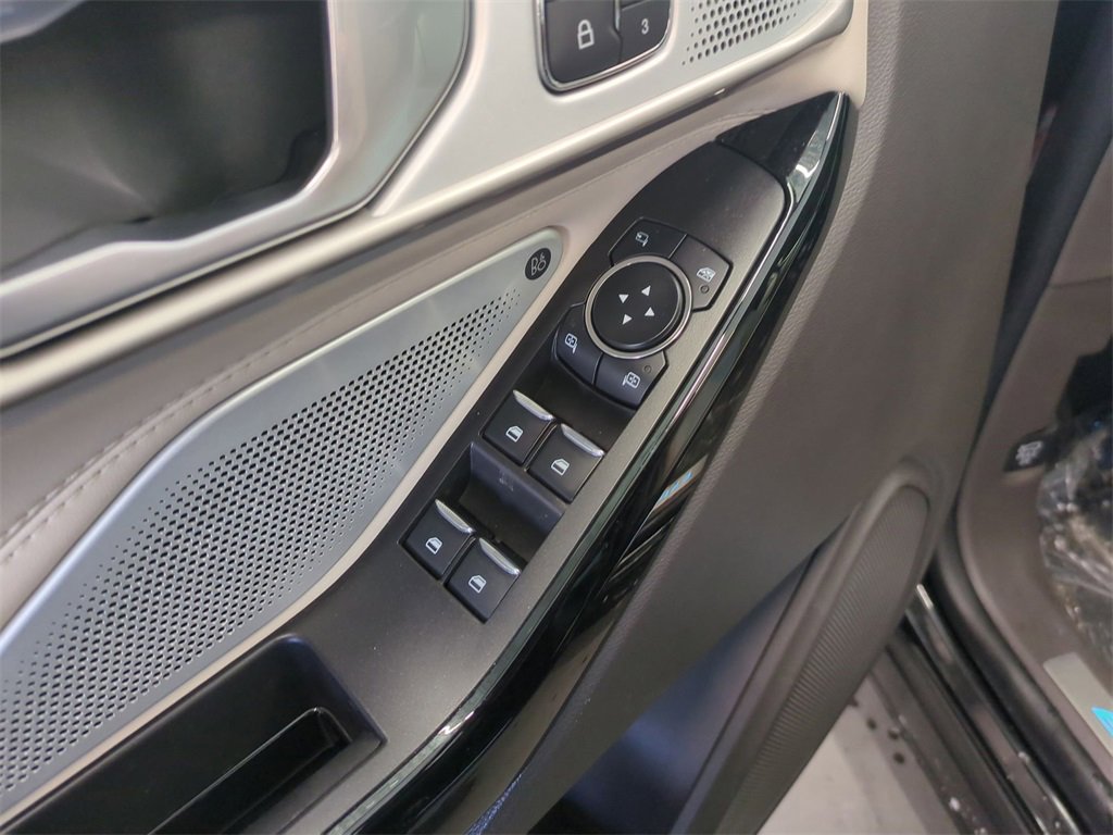 Used 2023 Ford Explorer Platinum w/ Technology Package image 12