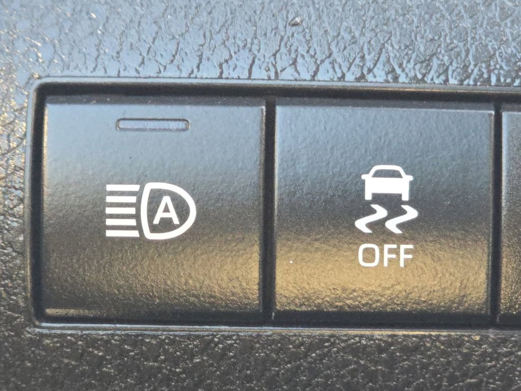 Used 2023 Toyota Camry LE image 28