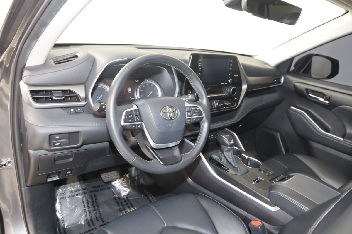 Used 2022 Toyota Highlander XLE FWD image 24
