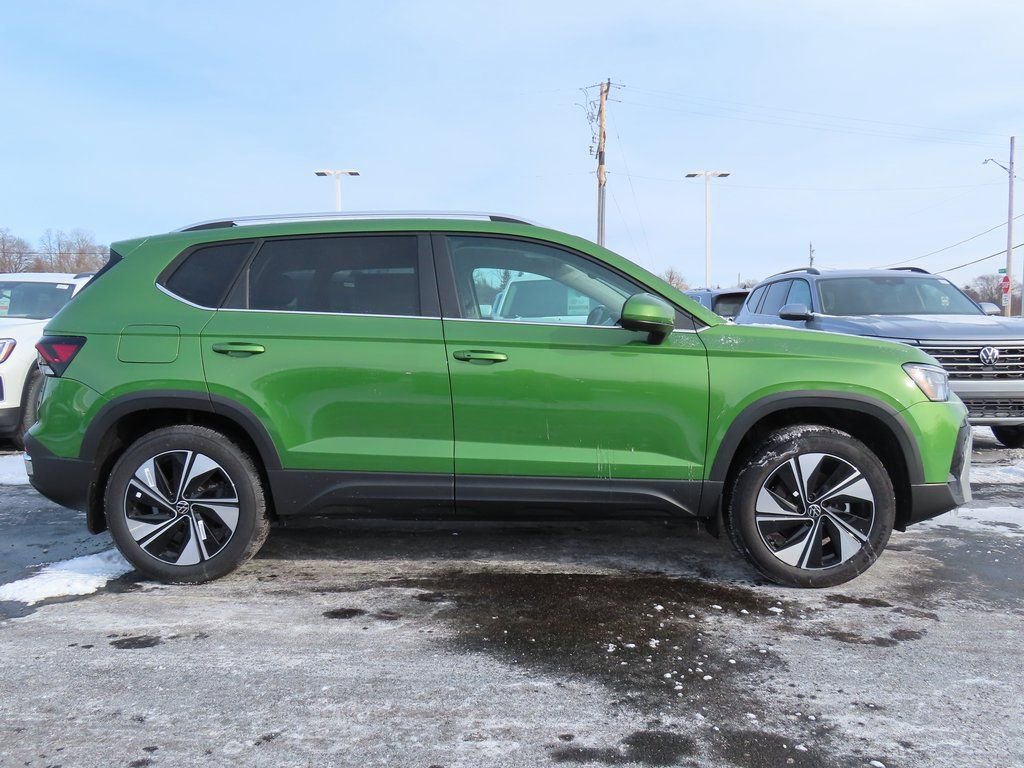 New 2026 Volkswagen Taos SE image 2