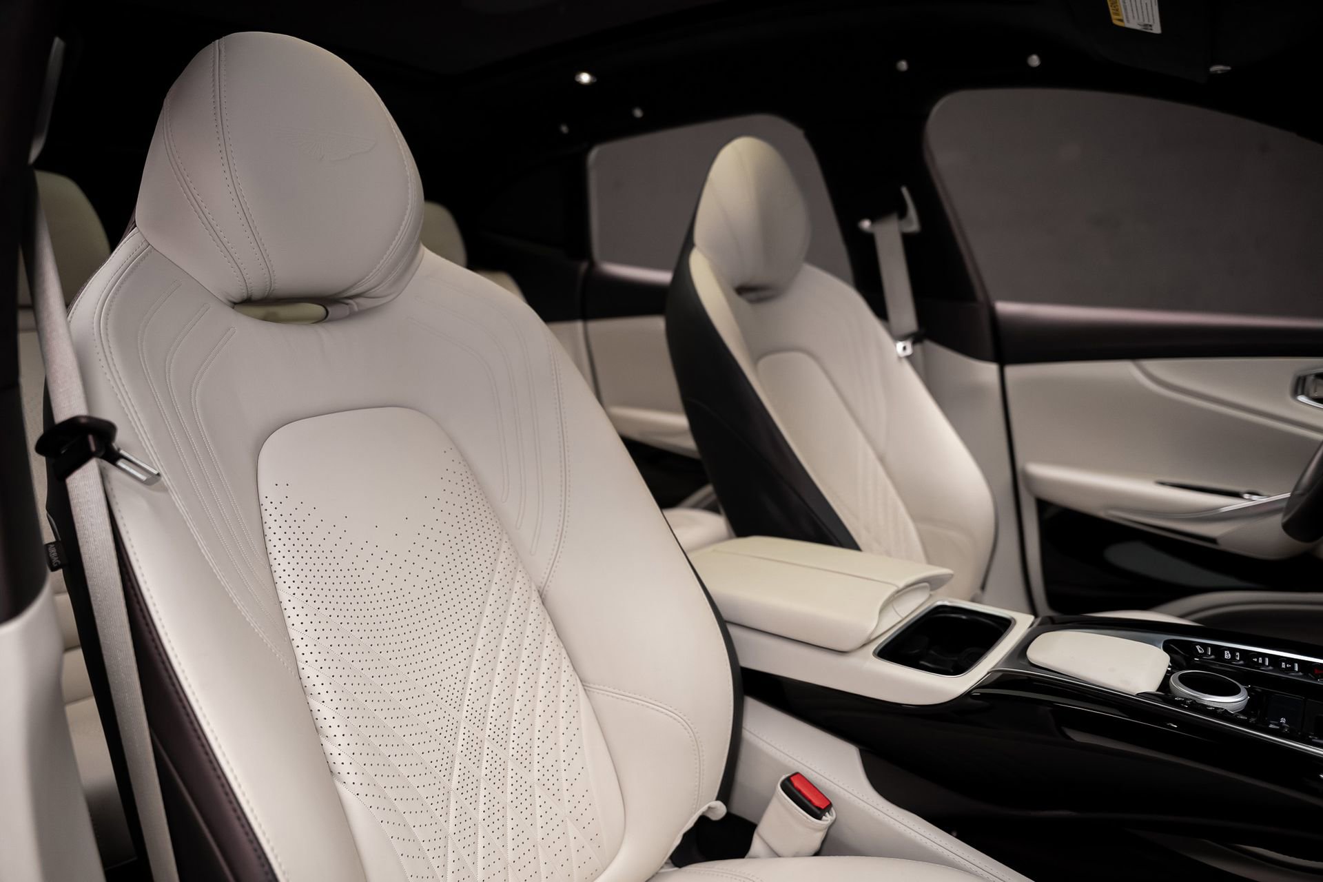 Used 2023 Aston Martin DBX AWD/4WD image 60