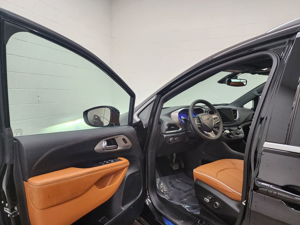 New 2026 Chrysler Pacifica Pinnacle image 9