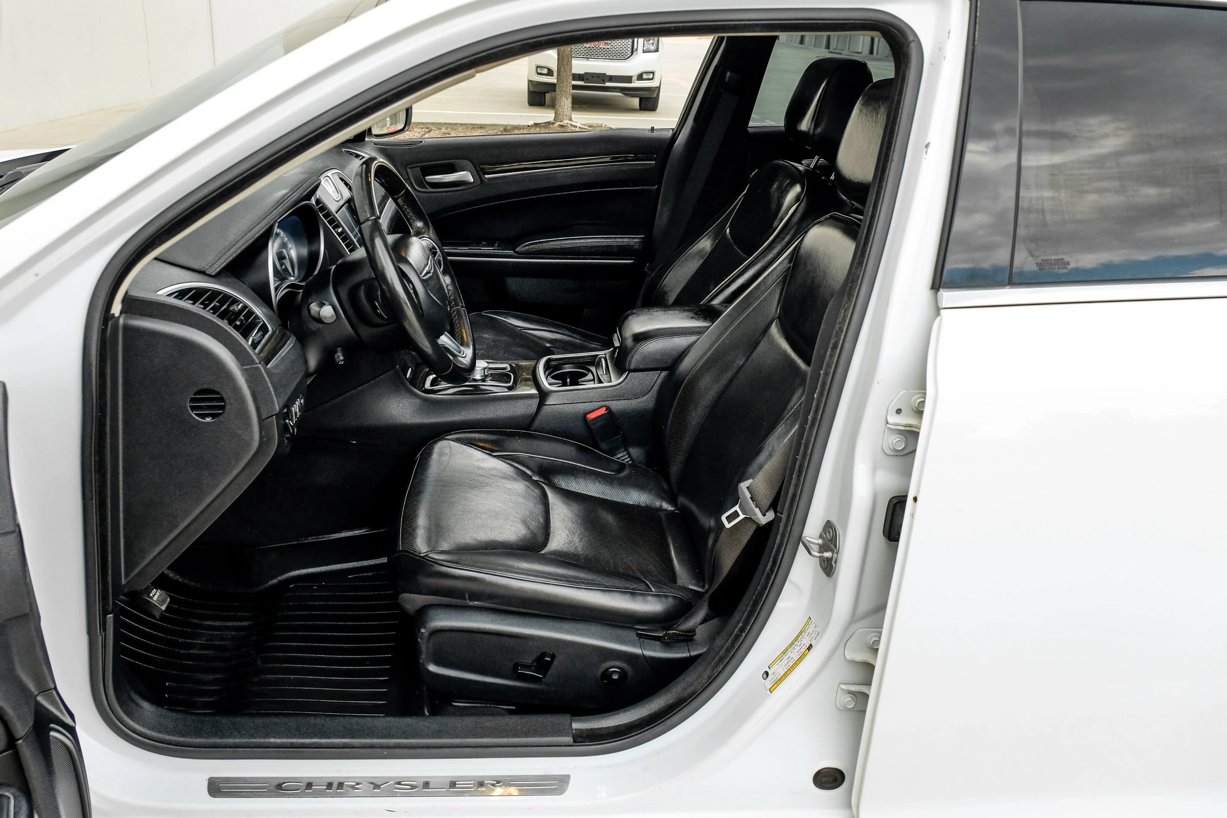 Used 2020 Chrysler 300 Limited RWD image 4