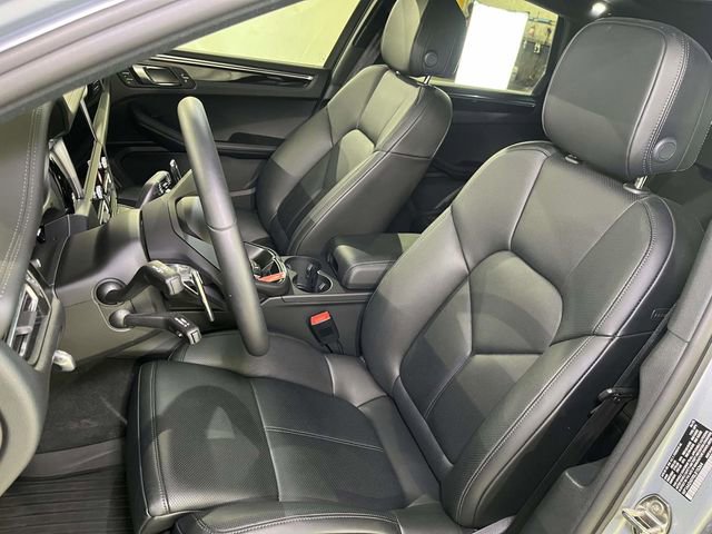 Certified 2025 Porsche Macan image 17