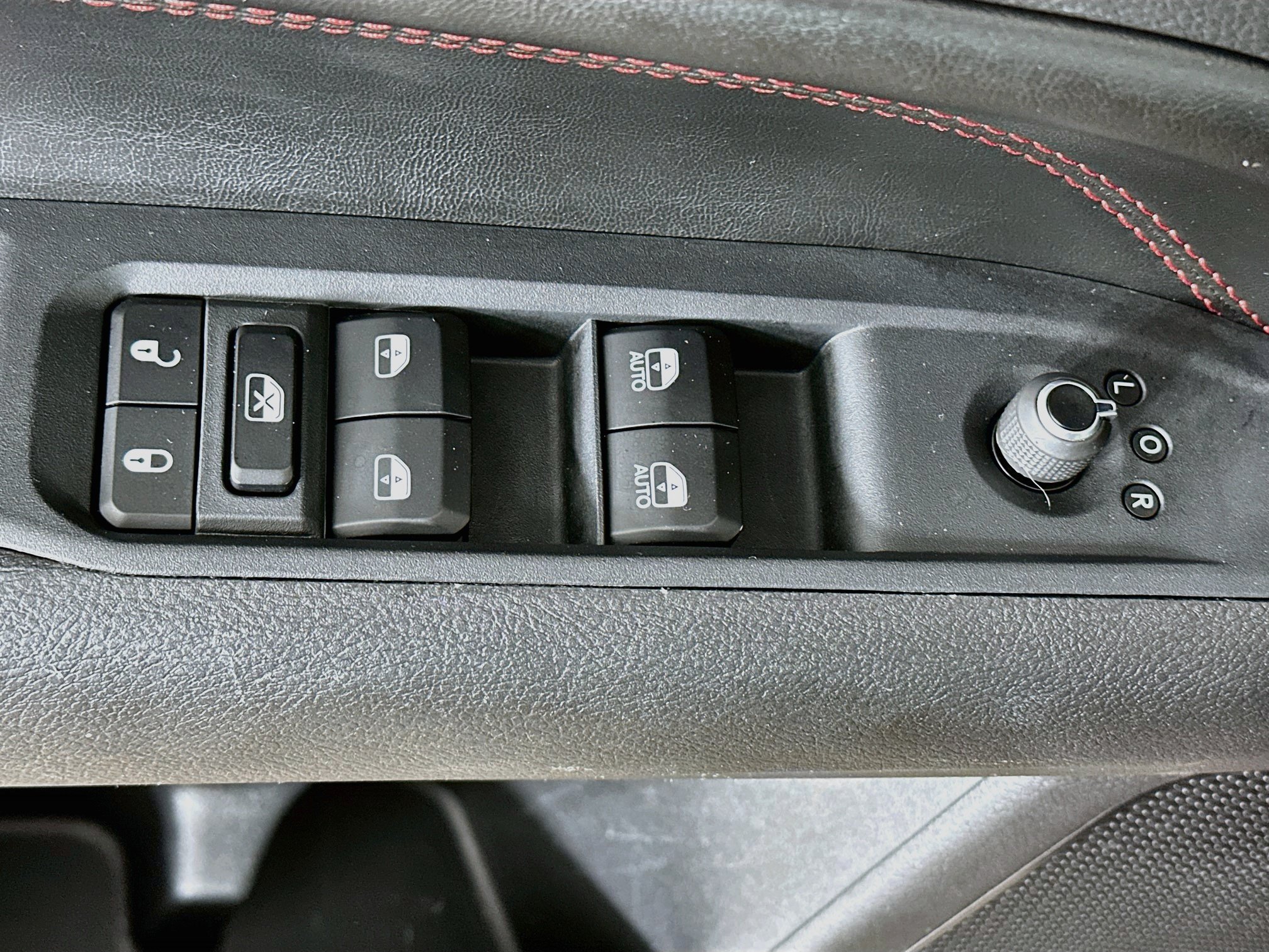 Used 2025 Jeep Compass Trailhawk AWD/4WD image 15