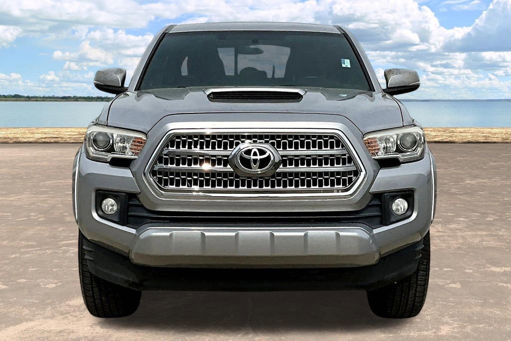 Used 2016 Toyota Tacoma TRD Sport image 2
