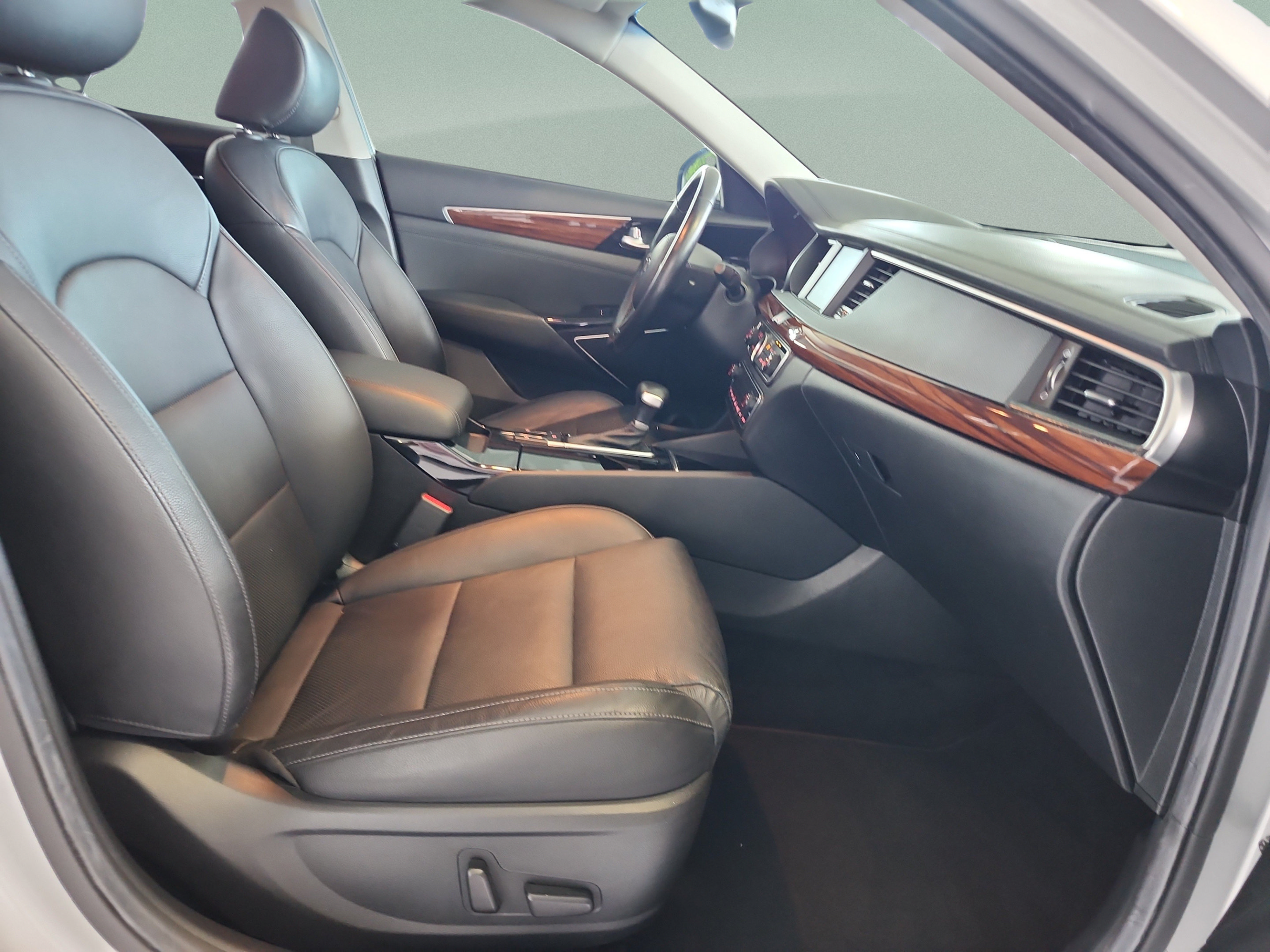 Used 2018 Kia Cadenza Premium FWD image 18