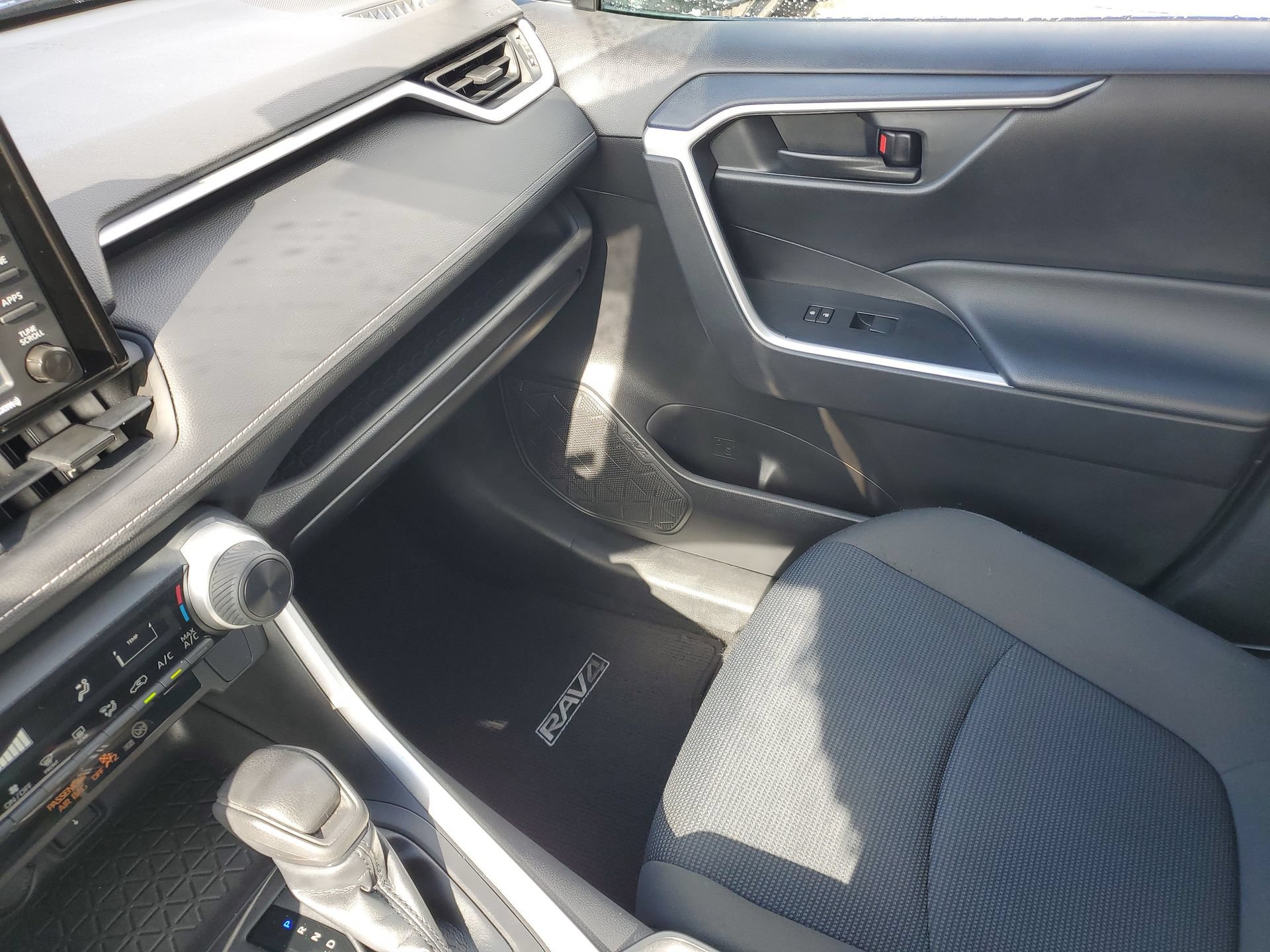 Used 2022 Toyota RAV4 LE FWD image 24