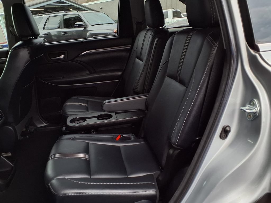 Certified 2018 Toyota Highlander SE FWD image 23