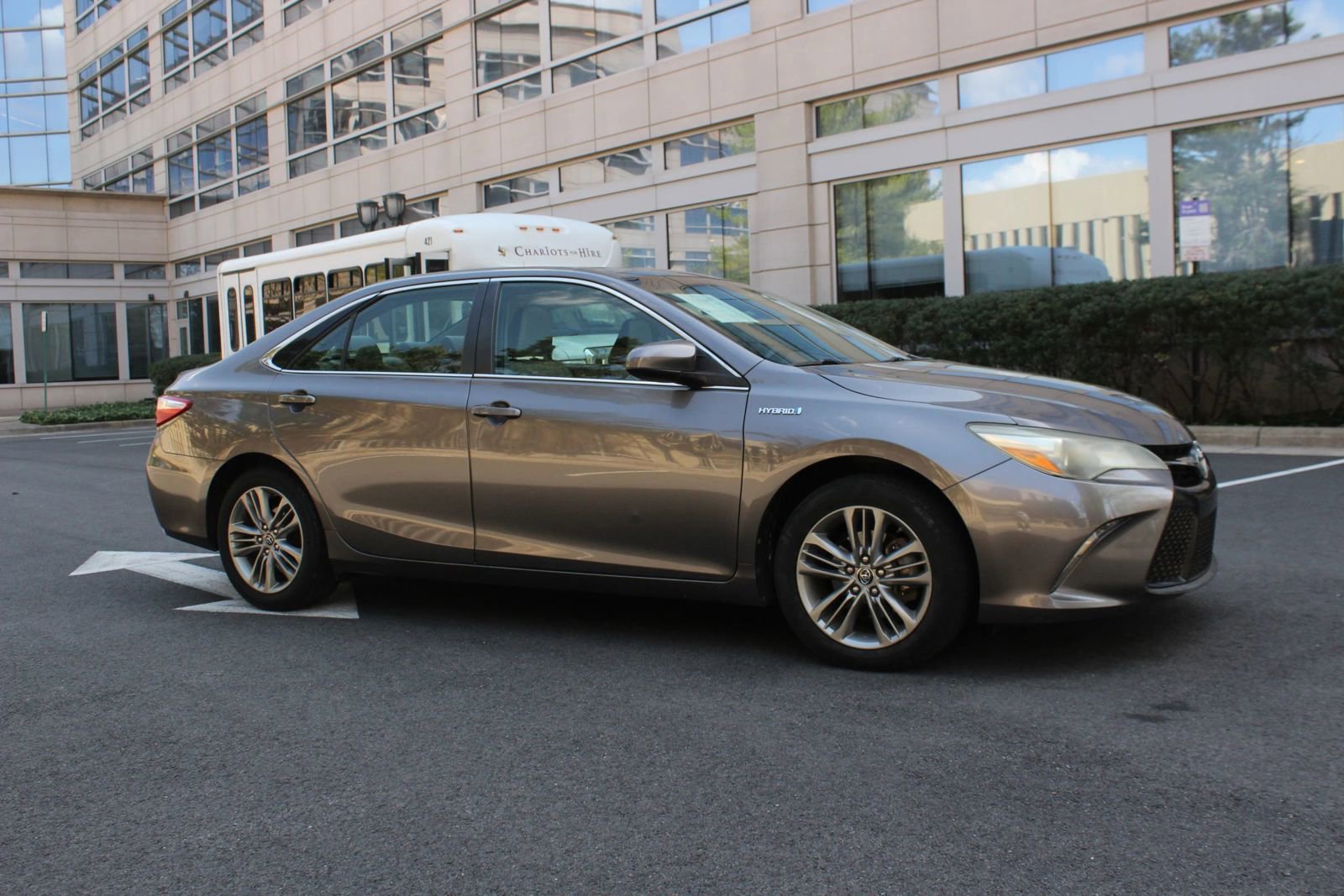 Used 2015 Toyota Camry SE w/ Moonroof Package FWD image 2