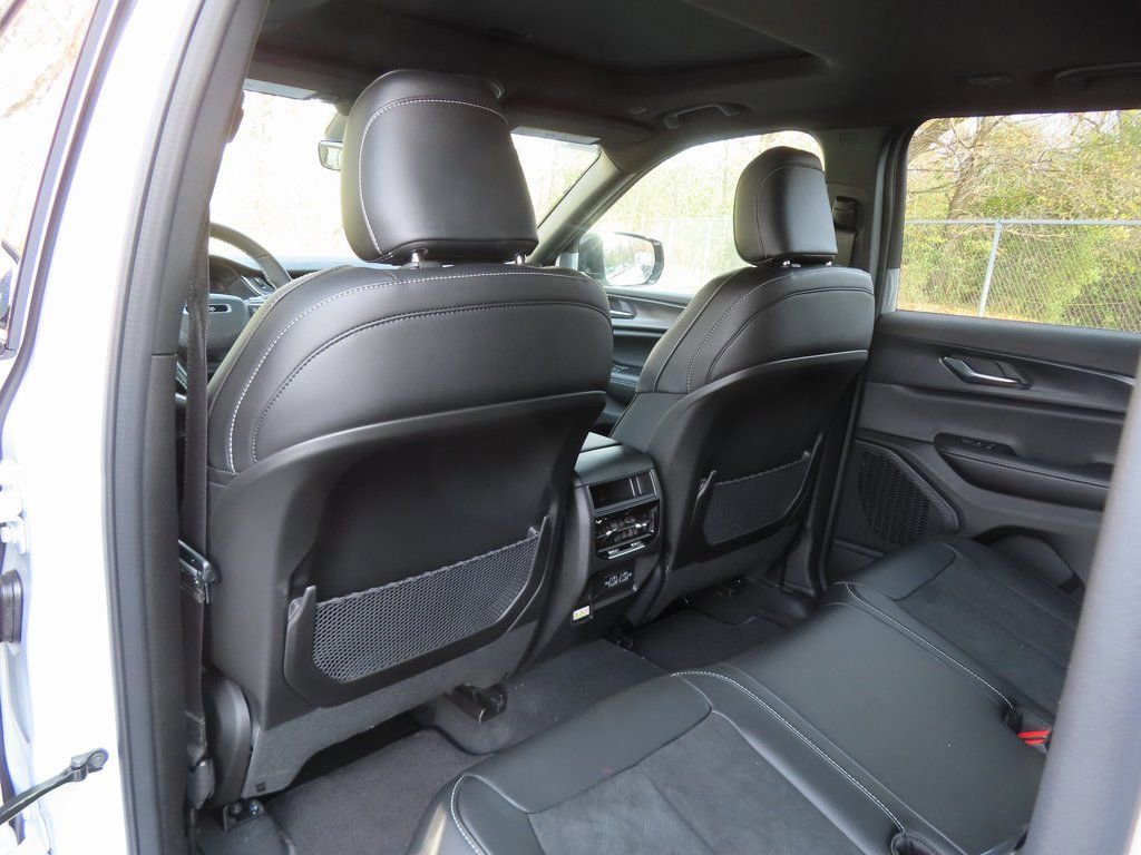 New 2025 Jeep Grand Cherokee Altitude image 21